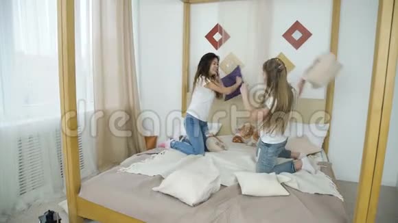 朋友无忧无虑的休闲枕头女孩拥抱视频的预览图
