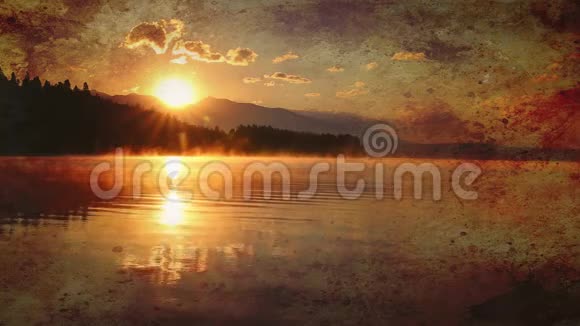美丽的景观在黎明时山和湖在金色蓝色和紫色的色调旧的效果视频的预览图