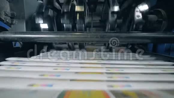 印刷报纸堆在传送带上印刷办公设备视频的预览图