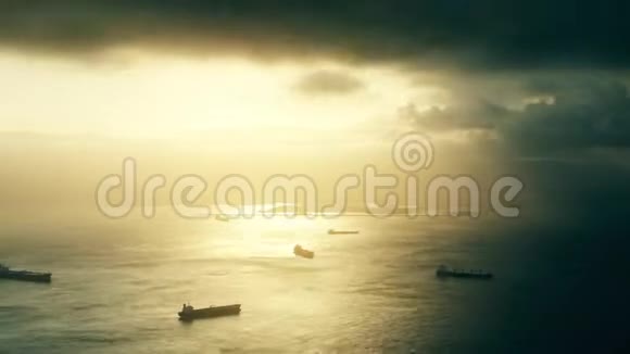 从直布罗陀看海上货船和油轮在暴风雨日落时的时间间隔视频的预览图