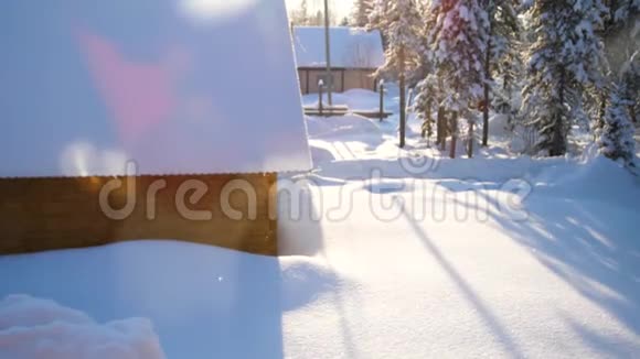 雪花慢慢地落在地上灿烂的阳光照亮了飘落的雪视频的预览图