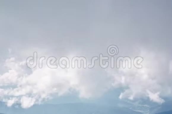 群山环绕美丽的乡村云时光积云的快速时间推移视频的预览图