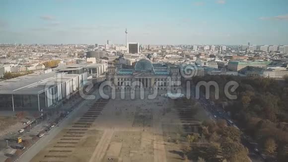 柏林中心的空中拍摄主要城市地标帝国大厦和电视塔视频的预览图