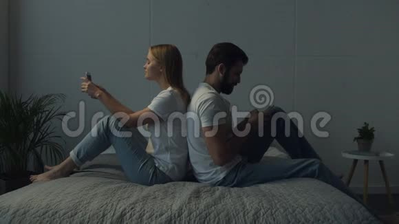 一对正面夫妇背靠背坐在一起视频的预览图