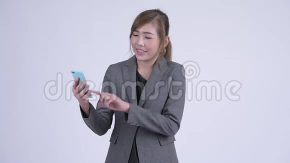 年轻快乐的亚洲女商人视频通话和显示电话视频的预览图
