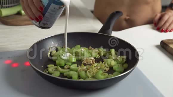 用椰奶在平底锅里烤的绿色蔬菜泰国菜视频的预览图