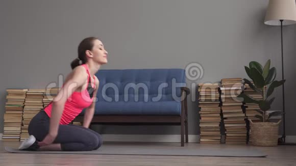 快乐健身妇女在地板上做伸展运动和放松运动视频的预览图