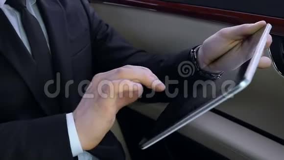 年轻的成功商人坐在豪华车上在平板电脑上工作努力工作视频的预览图