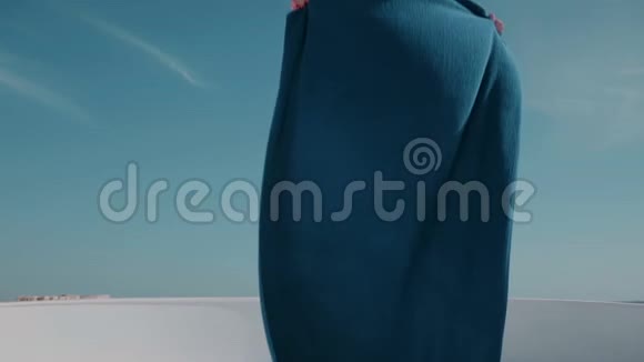 穿比基尼的美女在游艇上铺上毛巾在蓝色的海洋背景上晒黑视频的预览图
