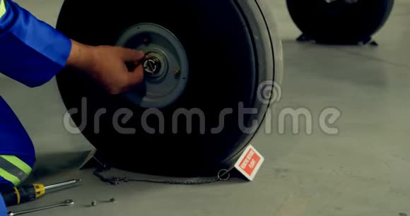 工程师修理飞机车轮4k视频的预览图