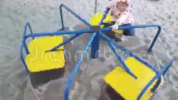 可爱快乐的小女孩在旋转木马上玩耍视频的预览图