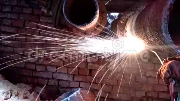 在工作的焊工丙烷氧气切金属视频的预览图