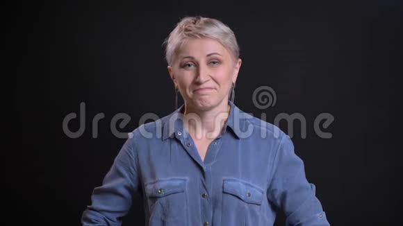 一幅白种人成年女性的特写照片她微笑着点头表示赞同看着镜头视频的预览图