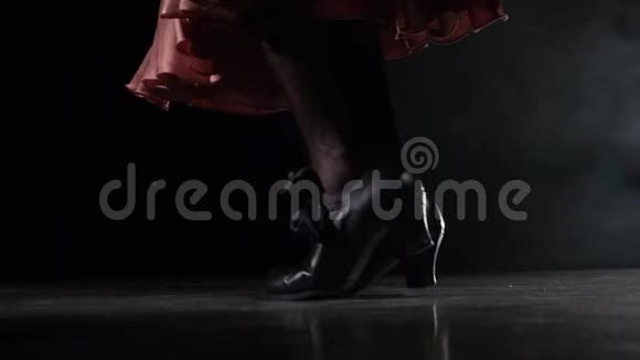 女孩的腿在跳踢踏舞从后面的光烟雾背景快关门慢动作视频的预览图