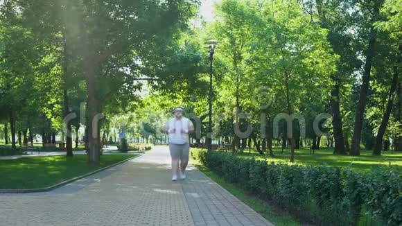 肥胖的年轻人在公园慢跑肥胖的概念与不安全的斗争视频的预览图