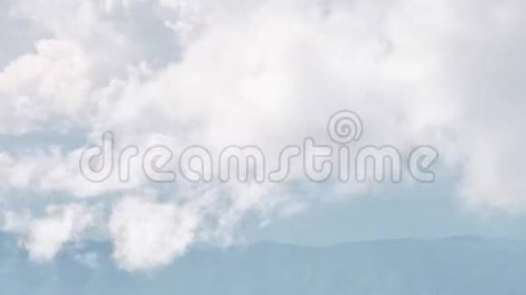 群山环绕美丽的乡村云时光积云的快速时间推移视频的预览图