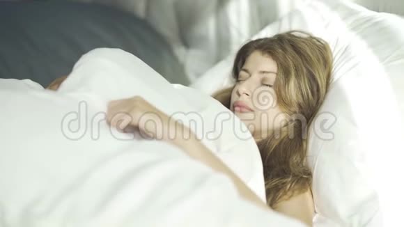 年轻的女人醒来微笑视频的预览图