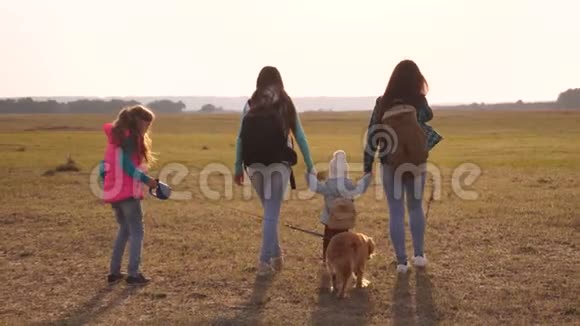 母亲女儿和家庭宠物游客带背包的家人和狗一起旅行亲密家庭的团队合作视频的预览图
