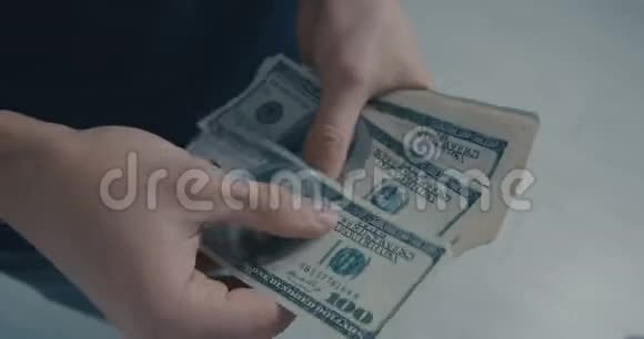 年轻人的特写记录了一美元的钞票手里有钱手里有钱视频的预览图