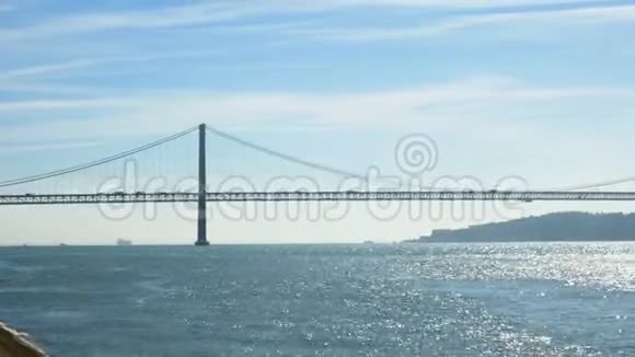 葡萄牙里斯本德阿布里勒桥25号金门大桥的一座吊桥视频的预览图