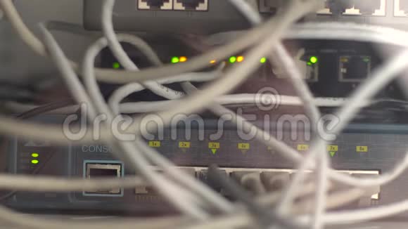 调制解调器路由器网络集线器与电缆连接以太网概念视频的预览图