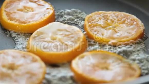焦糖橙片为巧克力慕斯与橙色果冻视频的预览图