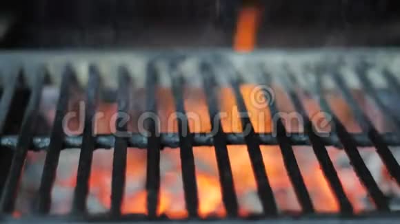 有火焰和烟雾的烧烤作为背景视频的预览图
