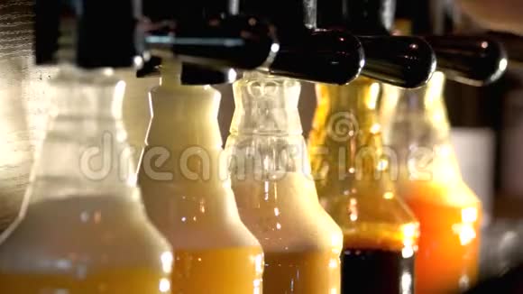 不同啤酒风格的塑料瓶视频的预览图