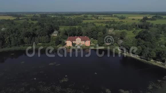 欧洲湖边的老庄园4kDrone射击视频的预览图
