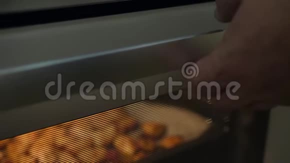 用烤土豆煮开烤箱门健康素食饮食或烹饪食谱概念4K页视频的预览图