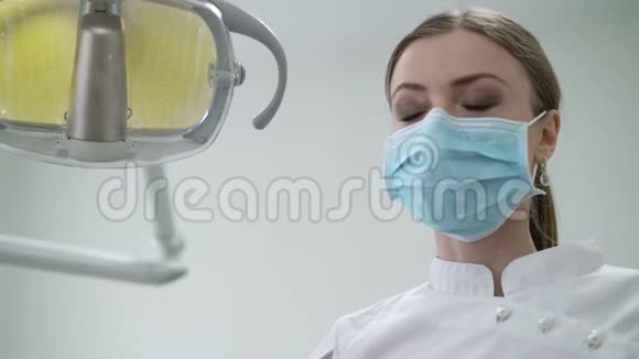 牙科诊所的牙医打开电灯和工具视频的预览图