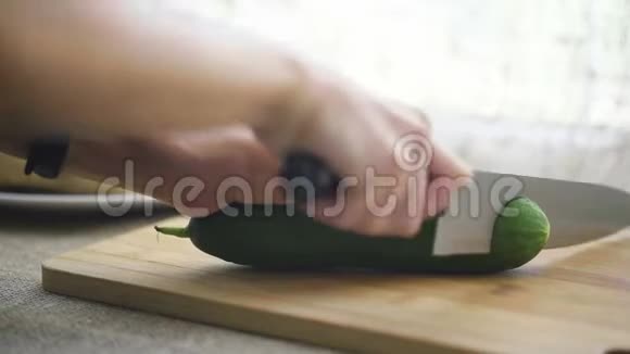 女人在厨房切黄瓜视频的预览图