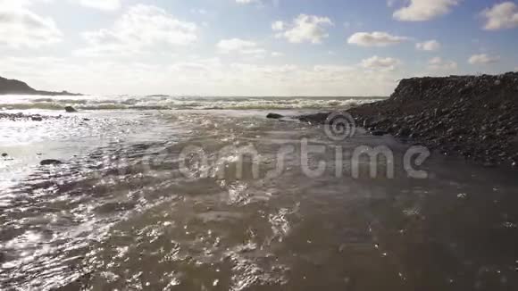慢莫河流入大海视频的预览图
