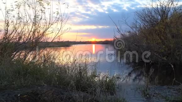 秋天的傍晚小湖上日落视频的预览图