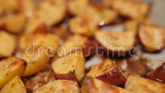 烤土豆与迷迭香大蒜胡椒和百里香在烤箱健康素食饮食或烹饪食谱概念4K宏视频的预览图