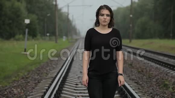 铁路上抑郁症少女视频的预览图