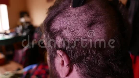 一个男人的头被修剪的特写4UHDK视频的预览图