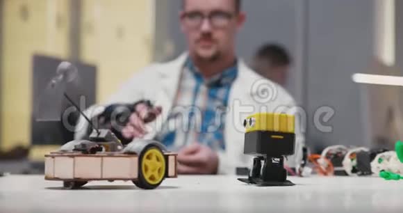 机械手套控制机器人工程师视频的预览图