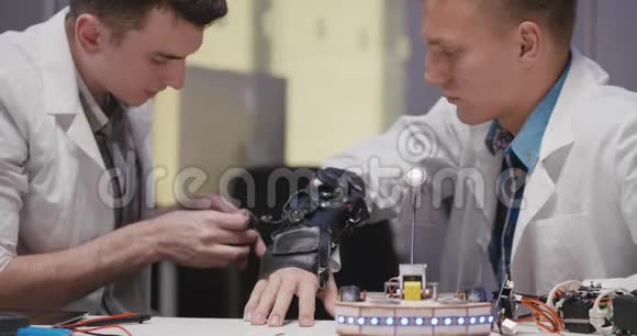 男工程师调整动力手套视频的预览图