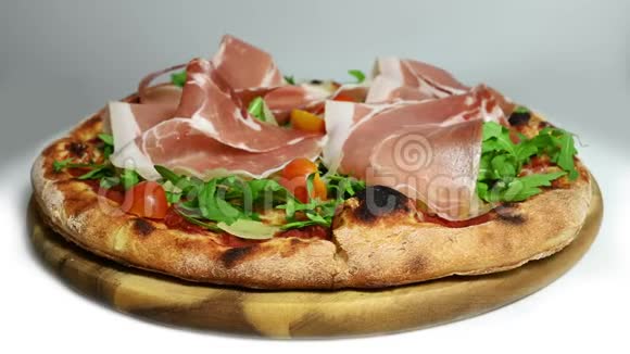 匹萨与番茄和鲁科拉生火腿意大利食品轮换分离白色视频的预览图
