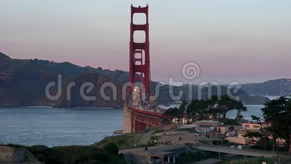 旧金山日落天空背景金门大桥视频的预览图