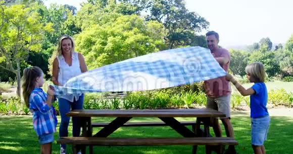 一家人在野餐桌上铺桌布视频的预览图
