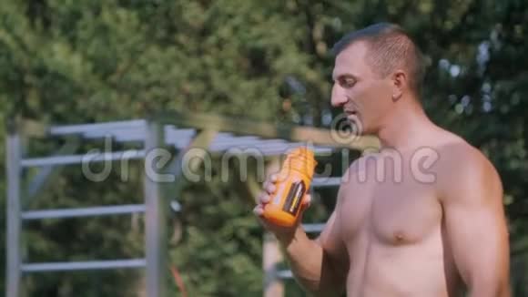 一个满头大汗滚烫的热水泼在自己身上喝着喝着凉凉的姜发男人的脸视频的预览图