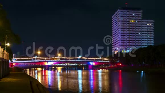 时光流逝河边建筑和桥梁在夜间视频的预览图