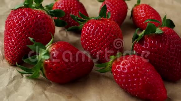 新鲜草莓在纸上视频的预览图