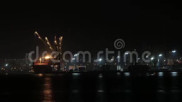 集装箱船晚上在港口卸货新罗西耶斯克港未停泊的船出港视频的预览图