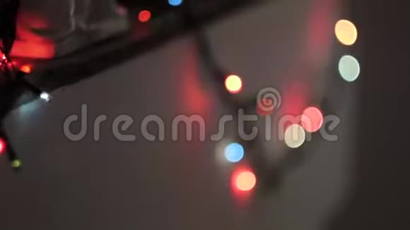 圣诞节花环模糊的灯光背景橙色和绿色视频的预览图