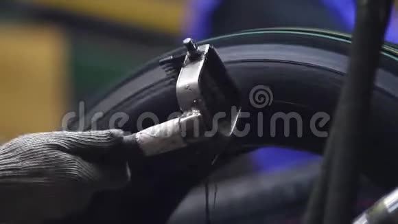 传送带与成品轮胎在工厂视频的预览图
