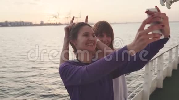 两位美女在船上度假时拍自拍照片视频的预览图
