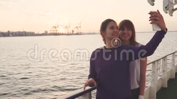两位美女在船上度假时拍自拍照片视频的预览图